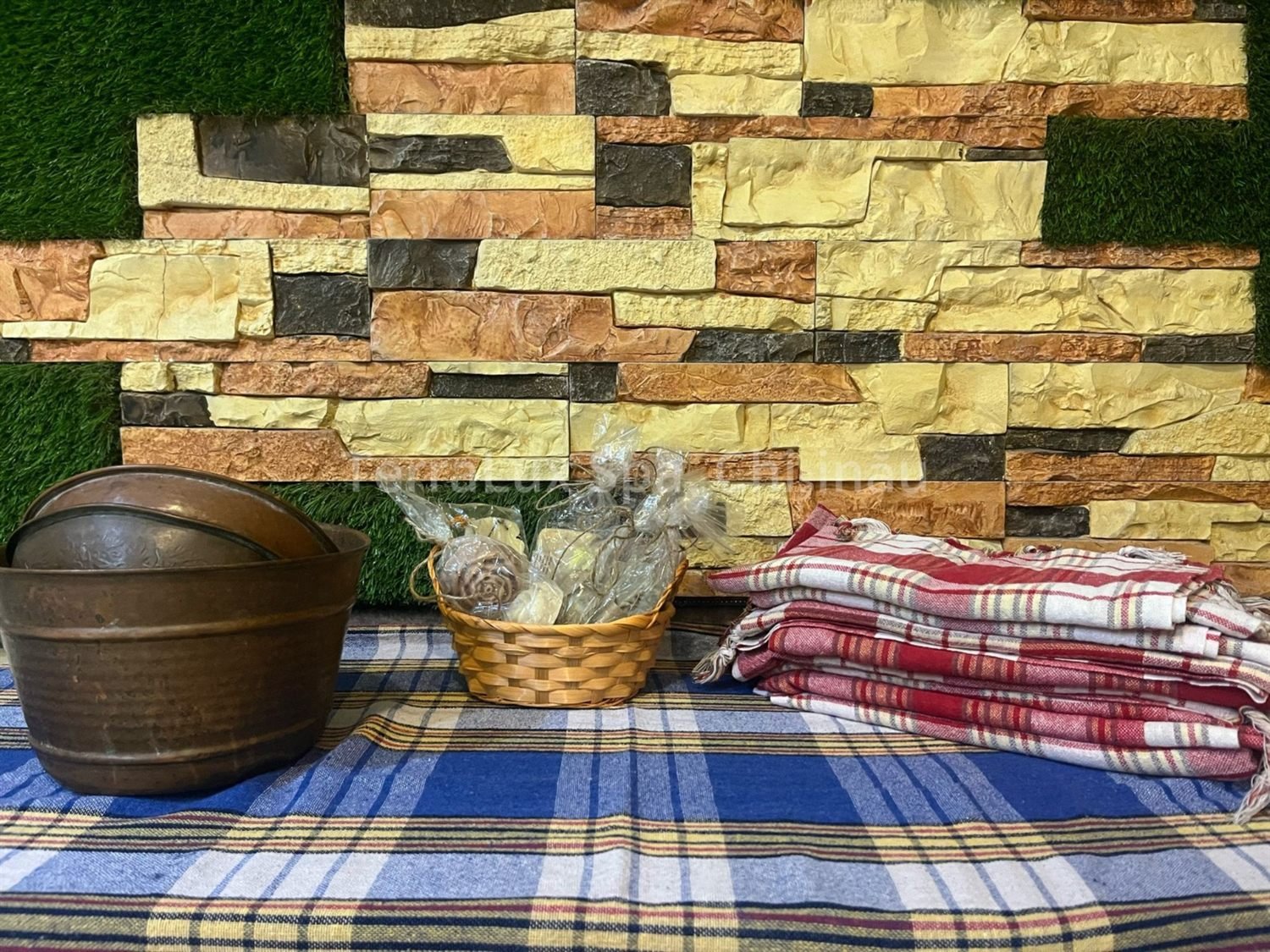 Accesorii tradiționale de Hammam — tas de aramă, prosoape Peștemal și săpunuri naturale