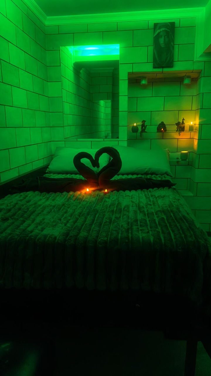 Cameră de masaj pentru doi la TerraLux SPA — lumină ambientală și prosoape aranjate în formă de inimă